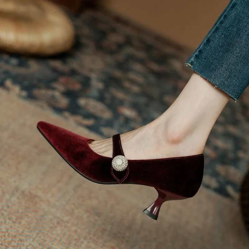 النبيذ الأحمر أشار تو ماري جين - مراجعة Boots وسعره