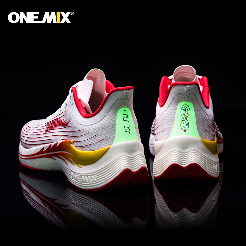 أحذية الجري ONEMIX للرجال، أحذ - مراجعة Reflective Night Running Shoes وسعره