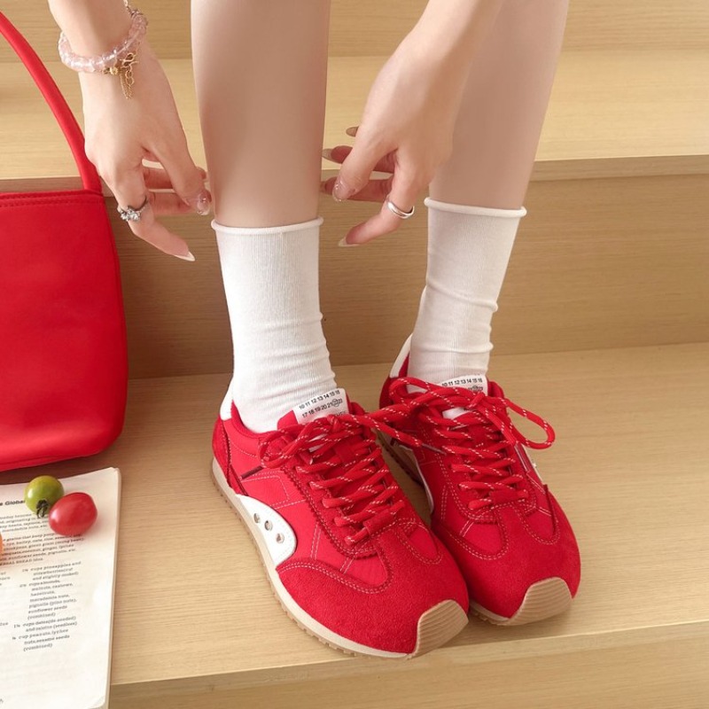 أحذية رياضية نسائية بألوان متع - مراجعة Sneakers وسعره