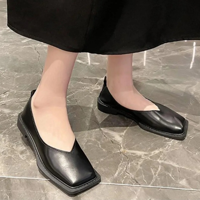 أحذية نسائية رومانية بكعب منخف - مراجعة Sneakers وسعره